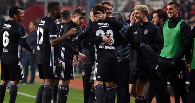 Kartal pençelerini geçirdi