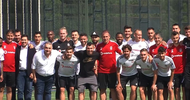 Yollar ayrıldı, vedalaşıldı