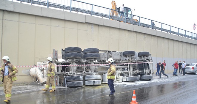 Kontrolden çıkan beton mikseri yola devrildi! Yol trafiğe kapatıldı
