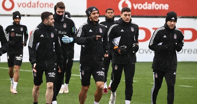 Beşiktaş'ta derbiye hazırlık 5 eksikle başladı