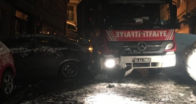 Buzlanan yolda kayan itfaiye aracı 7 otomobile çarptı