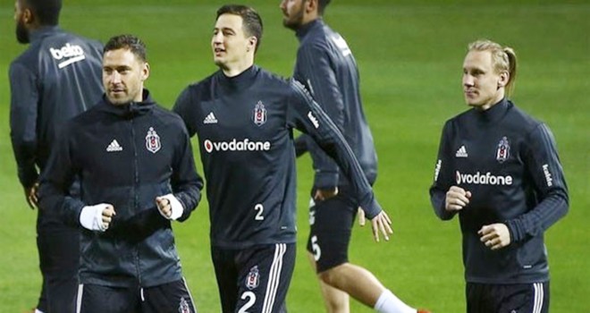 Mitrovic gitti sırada Vida var