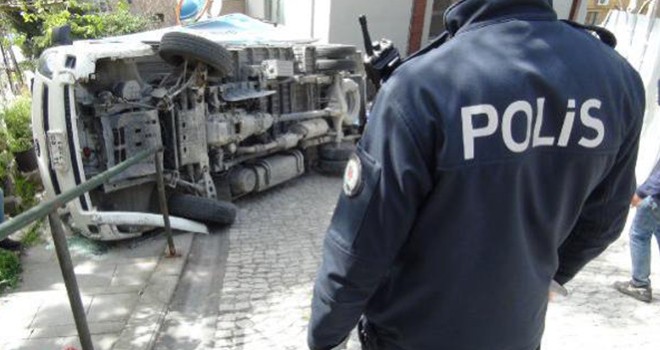 Devrilen su yüklü kamyonette sıkışan sürücü kurtarıldı