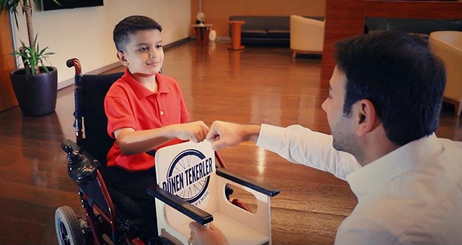 Beşiktaş Engelsiz Sanat Topluluğu üyelerinden Dönen Tekerler klibi