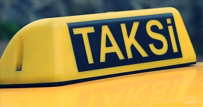 Trafikte kadınların fotoğrafını çeken taksici yakalandı