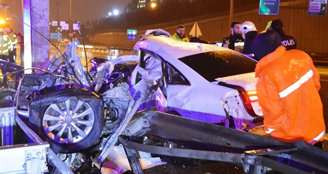 Feci kaza! Otomobil ikiye bölündü