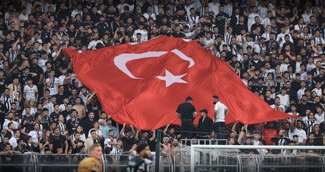 Beşiktaş'ta tribünlerden yönetime tepki!