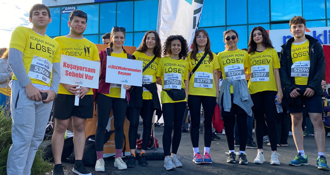 45. İstanbul Maratonu'nda Koşar Adım LÖSEV takımı Lösemili çocuklar için koştu