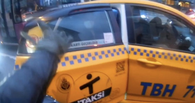 Yol ortasında kapı açma kazası