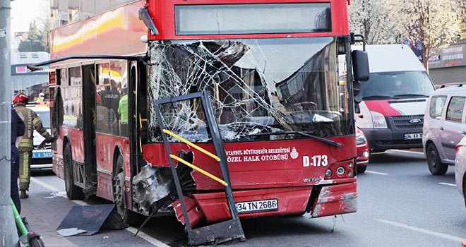 Beşiktaş'ta korkunç kaza! Bariyerler çift katlı otobüse ok gibi saplandı