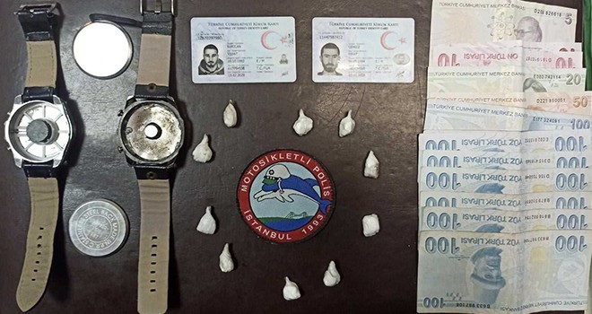Kol saatinde kokain satmaya çalışan torbacılar Beşiktaş Emniyeti'ne yakalandı