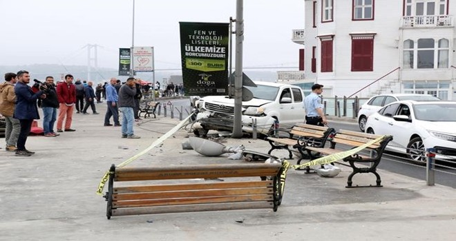 Kamyonet yıka yıka kaldırıma çıktı