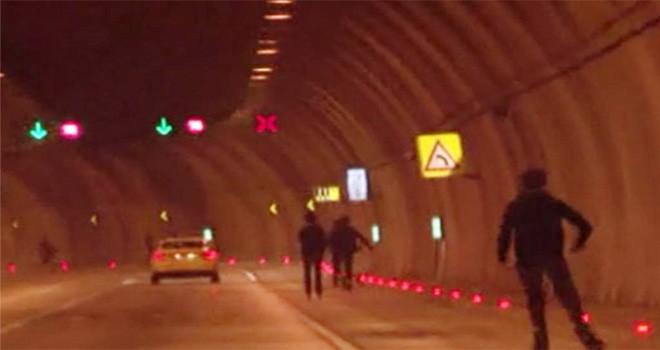 Dolmabahçe Tüneli'nde 5 gencin tehlikeli oyunu