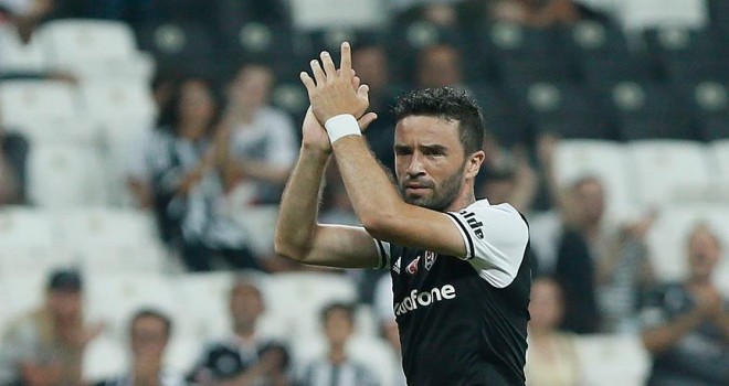 Beşiktaş Gökhan ve Atiba ile sözleşme uzattı