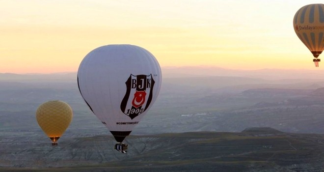 Gökyüzünde siyah-beyaz gezi