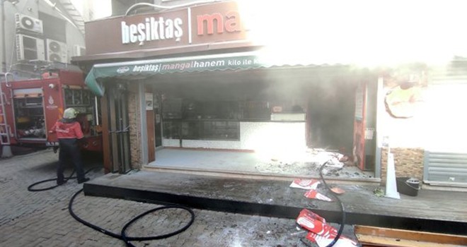 Çıkan yangında sokak duman altında kaldı