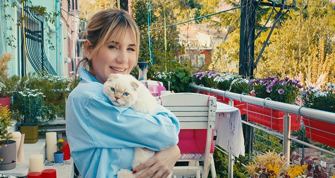 Ayla Çelik'ten koşularıyla sosyal mesafeli klip