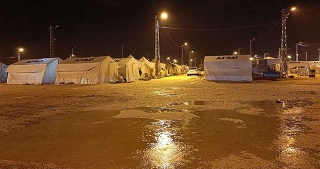 Çadır kentte çileler bitmiyor! Önce deprem sonra fırtına ve su baskını