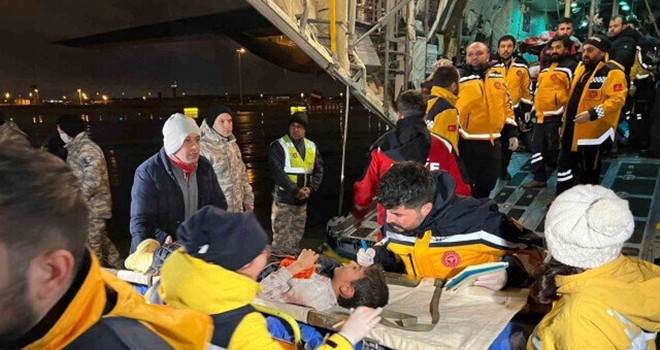 Yaralı depremzedeler İstanbul'a getirildi!