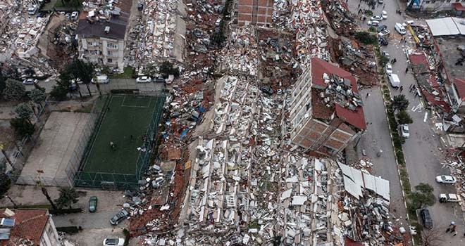 Bir günde iki büyük deprem! 10 kentte hasar! 2 bin 834 bina yıkıldı