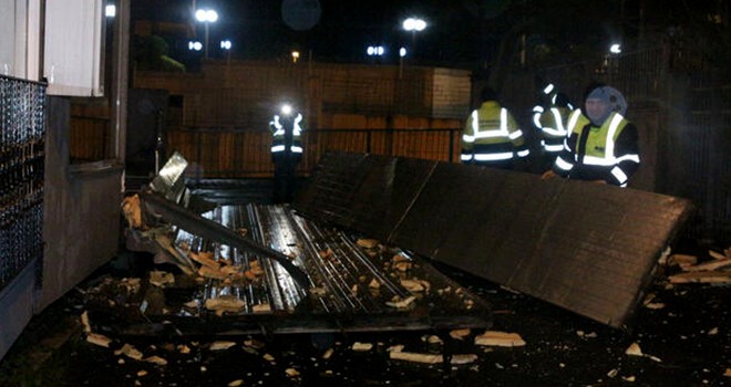 Şiddetli rüzgar Beşiktaş'ta çatları uçurdu