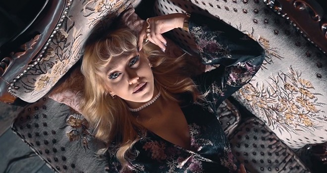 Hira ve Effie’den vintage temalı KUMPAS