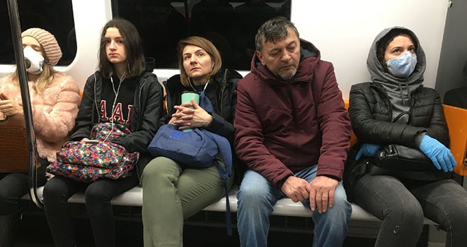 Corona virüsü açıklamasından sonra İstanbul'da maskeler takıldı