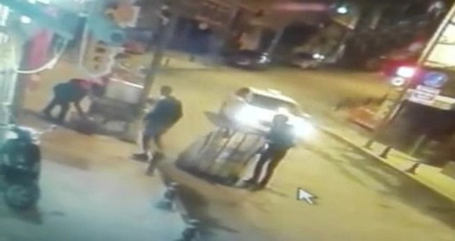 Kağıt toplayıcıları hurdacıları soydu