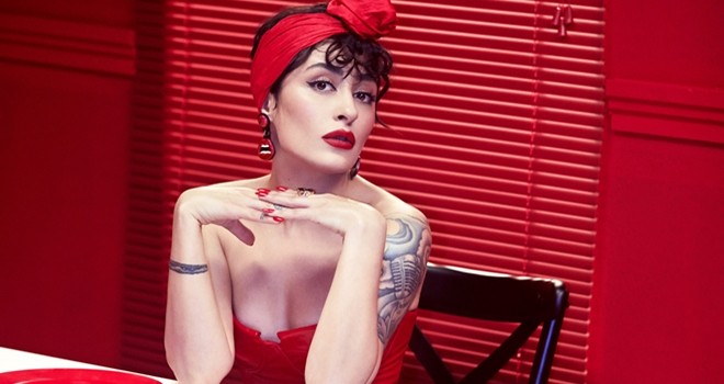 Melek Mosso, “Sarıla Sarıla” geri döndü