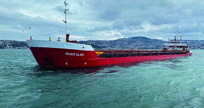 İstanbul Boğazı'nda yük gemisi sürüklendi