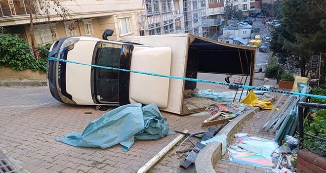 Beşiktaş'ta tonlarca cam yüklü kamyon yolun orasında devrildi