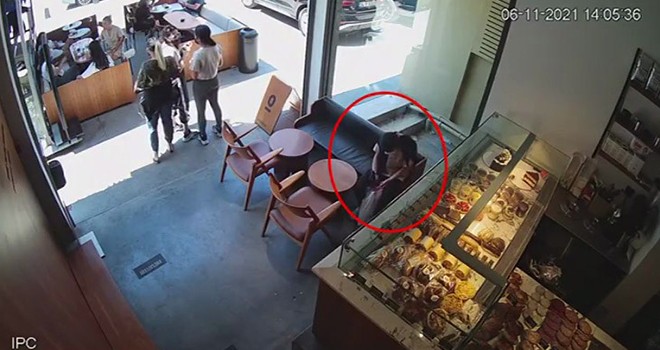 Kafede cep telefonu hırsızlığı