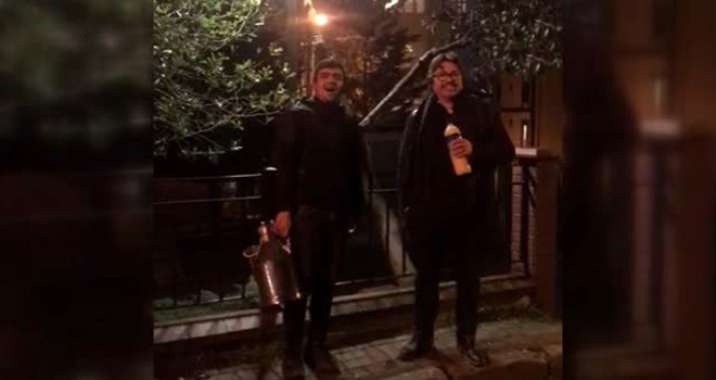 Opera sanatçısı Beşiktaş sokaklarında bozacıya eşlik etti