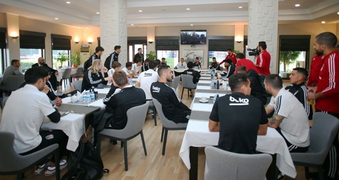 Başkan Çebi, siyah-beyazlı futbolcularla buluştu