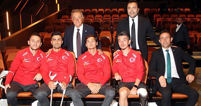 Beşiktaş Başkanı Çebi, Ampute Futbol Milli Takımı ile buluştu