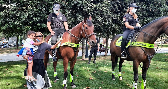 Atlı polisler Beşiktaş'ta!
