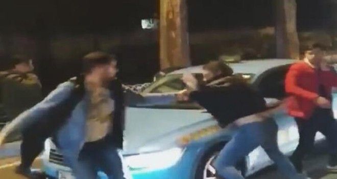 Trafiğin ortasında yumruk yumruğa kavga