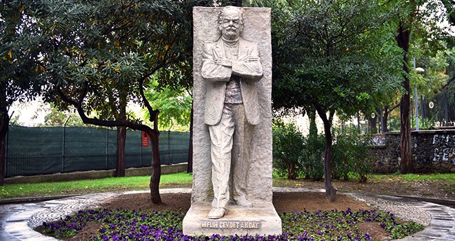 Melih Cevdet Anday’ın yakılan heykeli onarıldı