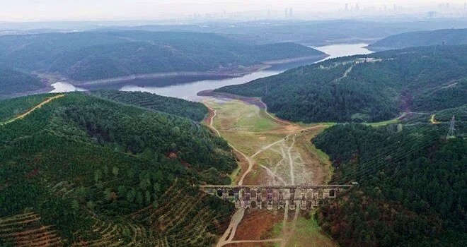İstanbul'un barajları alarm veriyor! Sular çekildi bataklıklar kaldı
