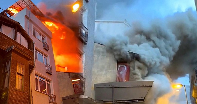 Ortaköy'de ahşap metruk binada yangın