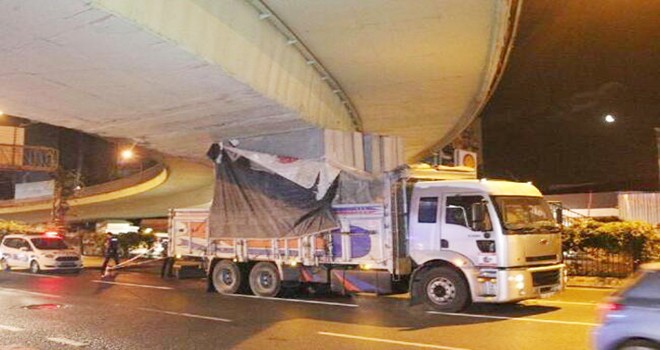 Kamyon köprüye sıkıştı