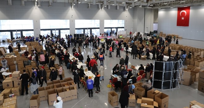 İBB 1132 personel, 400 iş makinesi ve hizmet aracı ile deprem bölgesinde! Çadır kent kuruluyor