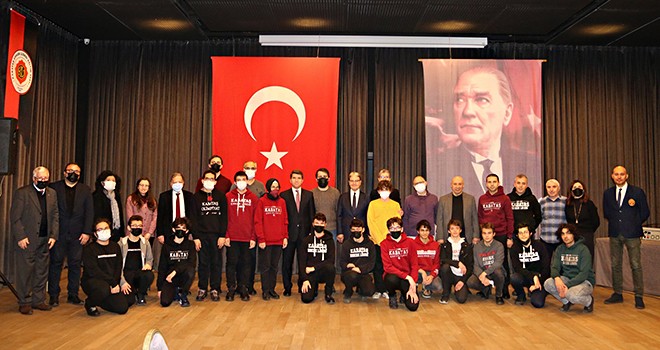 Öğrenciler ödüllerini Kaymakam Önder Bakan'ın elinden aldı