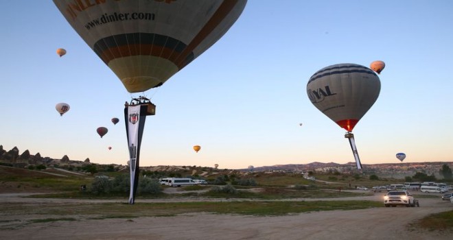 Beşiktaş bayrakları Kapadokya semalarında