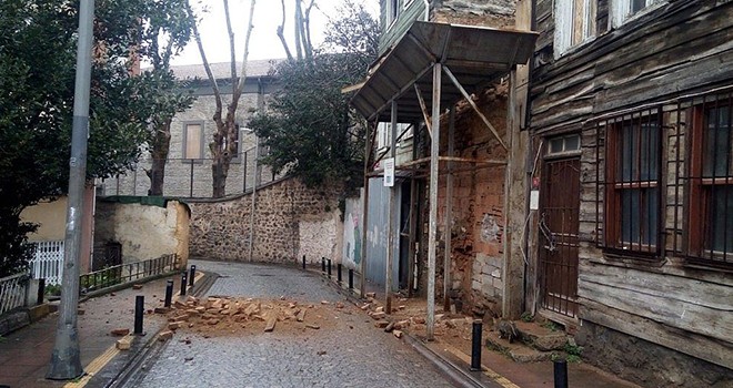 Duvardan kopan tuğlalar sokağa düştü