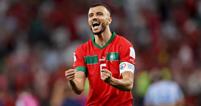 Beşiktaşlı stoper Romain Saiss'e canlı yayında tebrik!