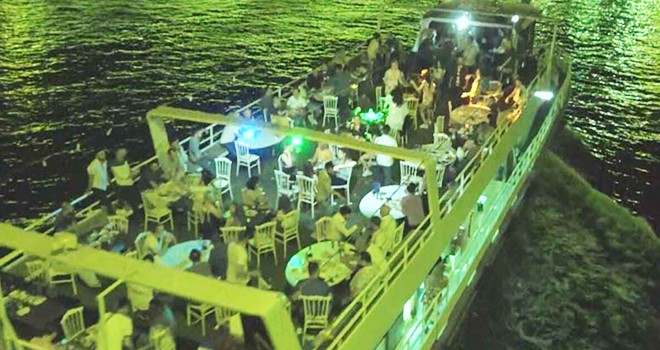 İstanbul Boğazı'ndaki yat partilerinde Korona'ya davetiye