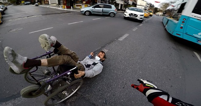 Beşiktaş'ta engelli vatandaşın çaresiz anları