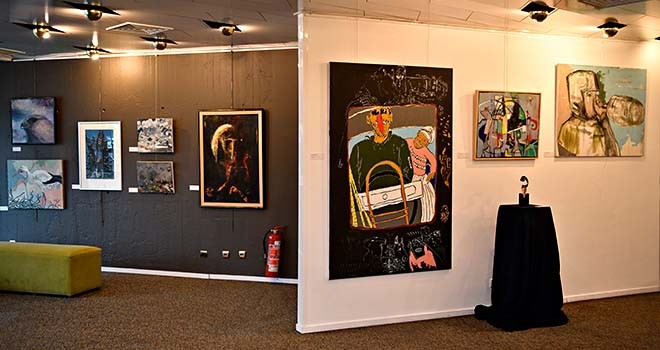 Boğaziçi Üniversitesi öğrencilerine umut olan Haller I Hayaller: Uyumsuz Zamanlarda Dirençlik Sergisinin açılışında eserlere büyük ilgi