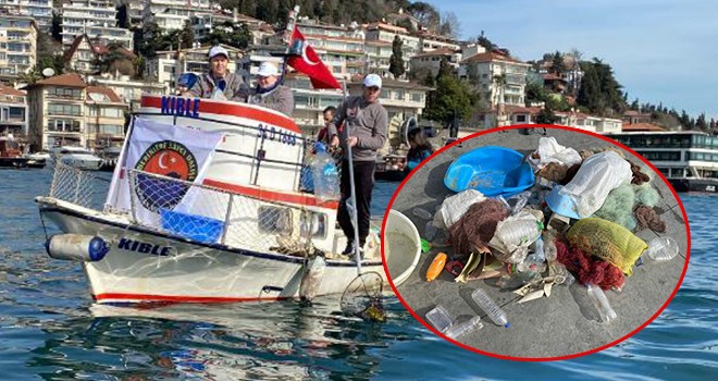 İstanbul Boğazı'nda topladıkları atıkları sahilde sergilediler